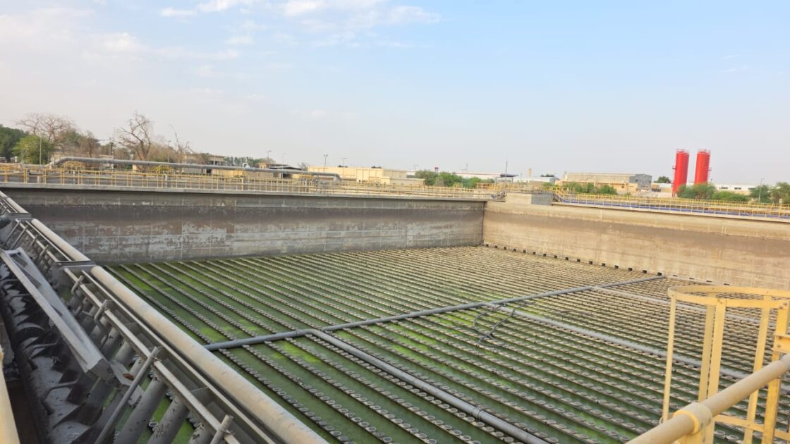 مشروع تنظيف أحواض SBR وإزالة الرواسب في محطات المعالجة بالرياض